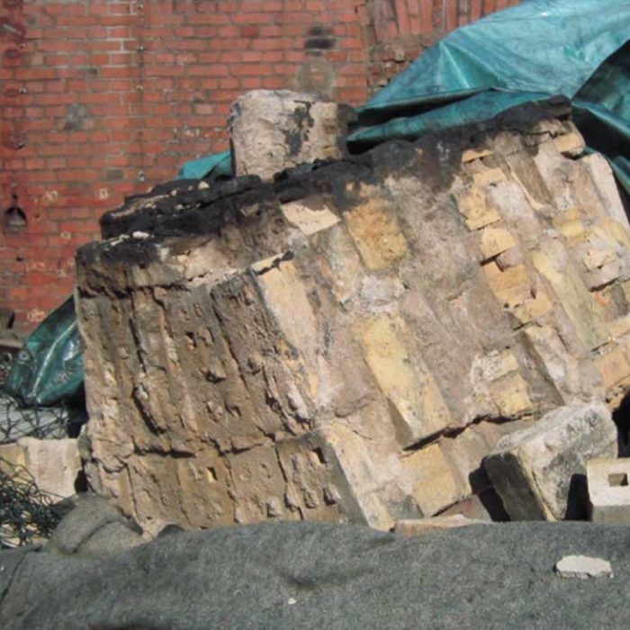 Kaminabbruch Entsorgung: Rußbelastetes Mauerwerk muss gesondert entsorgt werden